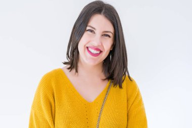 Güzel esmer genç kadın gülümseyen emin ve neşeli ov