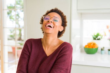 Afro saçlı gözlüklü güzel genç Afrika kadın