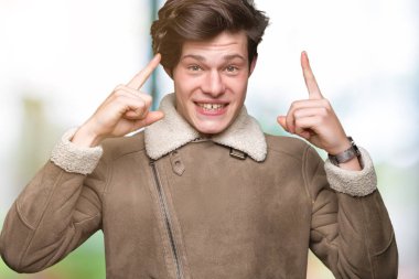 Genç yakışıklı adam giyen kış ceket izole üzerinde arka plan hem el parmak, harika bir fikir ya da düşünce, iyi bellek ile baş gösteren gülümseyen