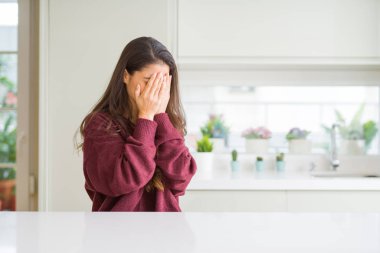 Genç güzel kadın evde yüz eller ile ağlayarak süre kapsayan üzgün ifade ile. Depresyon kavramı.