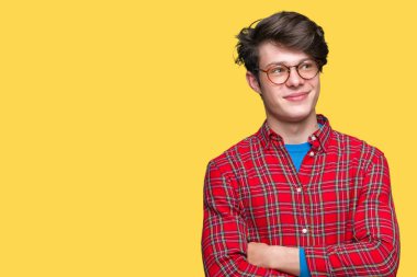 Yakışıklı delikanlı görünümlü yan ve dik dik bakma uzağa düşünce gülümseyen izole arka plan üzerinde gözlük.