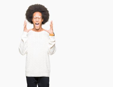 Kızgın ve silah ile başarı için deli kutluyor gözlük takıyorsun afro saçlı genç Afro-Amerikan adamla kaldırdı ve heyecanlı çığlık gözler kapalı. Kazanan kavramı