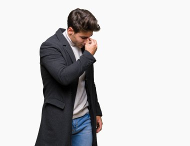 Üzerinde kış ceket giyen genç zarif adam arka plan duygu yorgunluk ve baş ağrısı gözleri ve burun sürtme yorgun izole. Stres ve hayal kırıklığı kavramı.