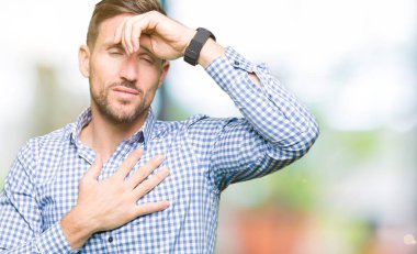 Yakışıklı iş adamı mavi gözleri dokunmadan hastalık ve ateş, grip ve soğuk, virüs hasta için alın