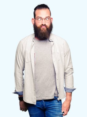 Genç Sarışın adamın giydiğini dudaklı, çılgın ve komik bir jest yapma balık yüz gözlük. Komik ifade.