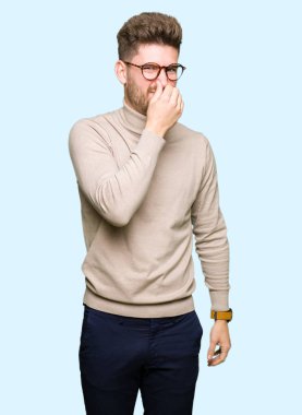 Bir şey pis ve iğrenç kokulu gözlük, dayanılmaz koku, holding nefes parmak ile burun üzerinde giyen genç yakışıklı iş adam. Kötü kokuyor kavramı.