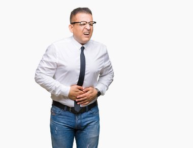 Orta yaş bussines Arap adam üzerinde gözlük takan izole mide üzerinde el ile arka plan çünkü hazımsızlık, ağrılı hastalık hasta hissediyor. Ağrısı kavramı.