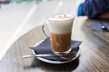 Restoranda köpük ile kapuçino kahve fincan yakın