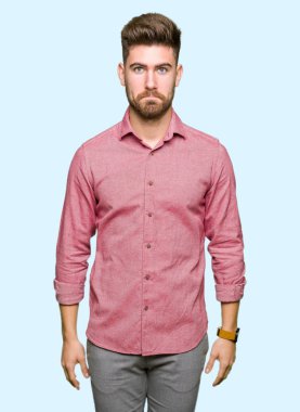 Genç yakışıklı iş rahat adam depresif ve sıkıntı için endişe, ağlayan öfkeli ve korkuyor. Üzücü ifade.