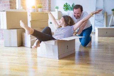 Orta yaş Senior romantik çift var eğlenceli Binicilik iç arasında CA