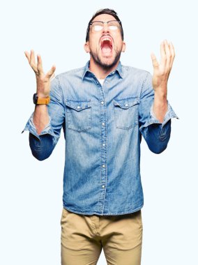 Yakışıklı adam giyen gözlük deli ve deli ile başarı için silah kaldırdı ve kapalı gözleri heyecanlı çığlık. Kazanan kavramı