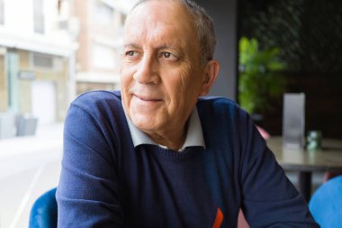 Mutlu ve zevk rahatlatıcı emeklilik gülümseyen restaurante, kahve içme yakışıklı orta yaş komuta sizde