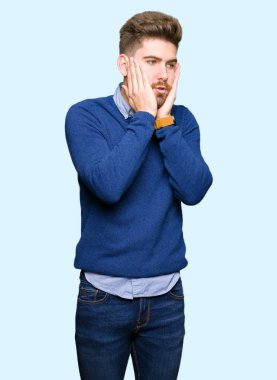 Genç yakışıklı Bussines adam yorgun eller yüz, depresyon ve üzüntü, üzgün ve sorun için tahriş kaplayan