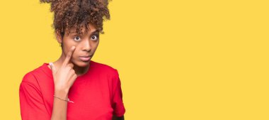 Güzel genç Afro-Amerikan kadın yüzünden izole arka plan işaret jest göz izlemek için şüpheli ifade