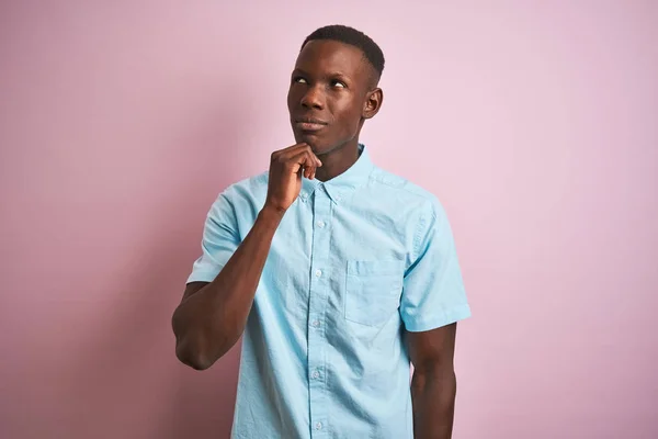 Homme Afro Américain Portant Chemise Décontractée Bleue Debout Sur Fond — Photo
