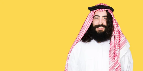 Pebisnis Arab Dengan Rambut Panjang Memakai Syal Keffiyeh Tradisional Dengan — Stok Foto