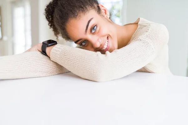 Bela jovem afro-americana sorrindo alegre inclinação — Fotografia de Stock