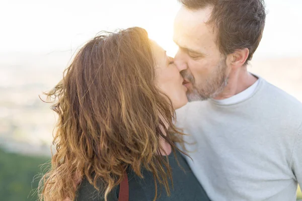 Romantiskt par leende och krama kyssar i kärlek på en solig — Stockfoto