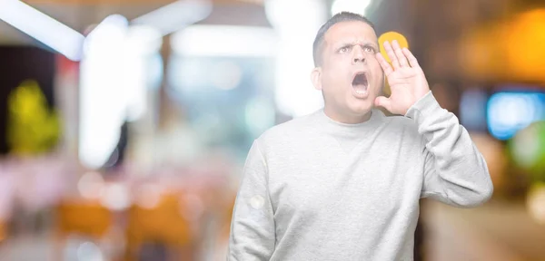 Middelbare Leeftijd Arabische Man Dragen Sport Sweatshirt Geïsoleerde Achtergrond Schreeuwen — Stockfoto