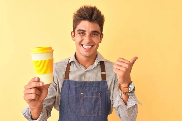 Jovem Barista Bonito Homem Vestindo Avental Segurando Café Sobre Fundo — Fotografia de Stock