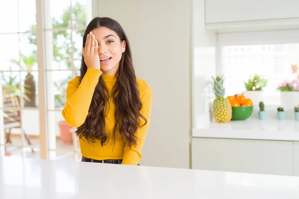 Jovem Mulher Bonita Casa Mesa Branca Cobrindo Olho Com Mão — Fotografia de Stock