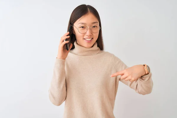 Joven Mujer China Hablando Teléfono Inteligente Sobre Fondo Blanco Aislado —  Fotos de Stock