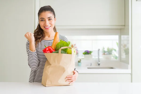 Jeune Femme Tenant Sac Papier Plein Épicerie Crier Fier Célébrer — Photo