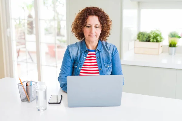 Mulher Sênior Trabalhando Usando Laptop Computador Com Uma Expressão Confiante — Fotografia de Stock