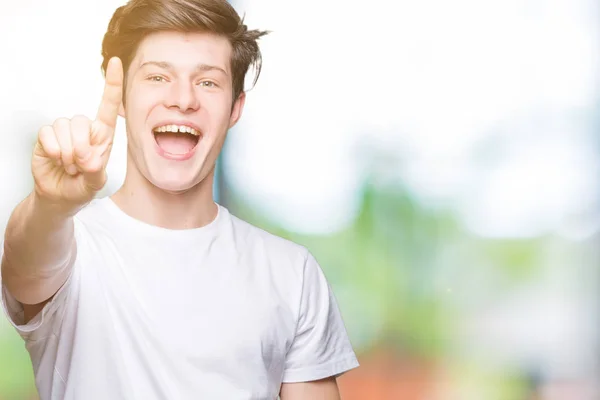 Jovem Bonito Homem Vestindo Casual Branco Shirt Sobre Isolado Fundo — Fotografia de Stock