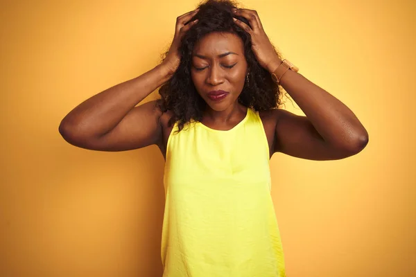 Junge Afrikanisch Amerikanische Frau Mit Shirt Vor Isoliertem Gelben Hintergrund — Stockfoto