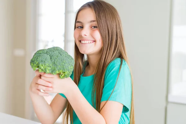 Vacker Ung Flicka Som Äter Färsk Broccoli Med Ett Lyckligt — Stockfoto