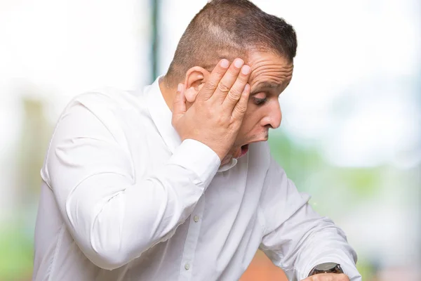 Edad Media Árabe Elegante Hombre Sobre Fondo Aislado Mirando Tiempo —  Fotos de Stock