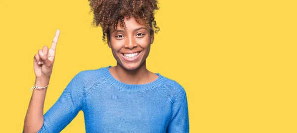 Linda Jovem Afro Americana Sobre Fundo Isolado Mostrando Apontando Para — Fotografia de Stock