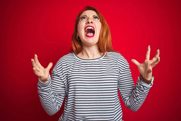 Mulher Ruiva Jovem Vestindo Tiras Camisa Marinha Sobre Fundo Isolado — Fotografia de Stock