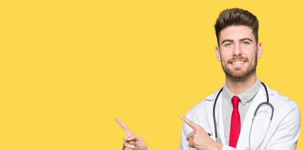Tıbbi Giyen Genç Yakışıklı Doktor Adam Kat Gülümseyen Iki Elleri — Stok fotoğraf
