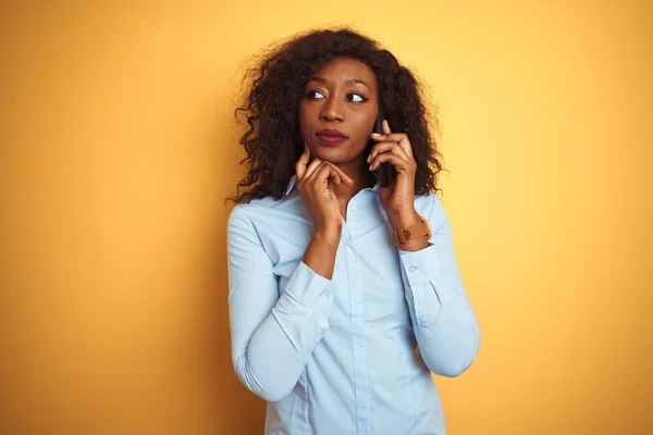 Mujer Afroamericana Joven Hablando Teléfono Inteligente Sobre Fondo Amarillo Aislado —  Fotos de Stock