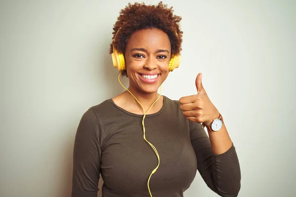 Afro Amerikai Visel Fejhallgatót Hallgat Zenét Elszigetelt Háttér Csinál Boldog — Stock Fotó