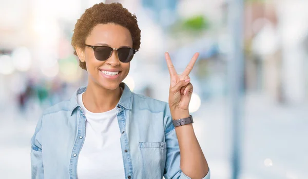 Vackra Unga Afroamerikanska Kvinnan Bär Solglasögon Över Isolerade Bakgrund Leende — Stockfoto