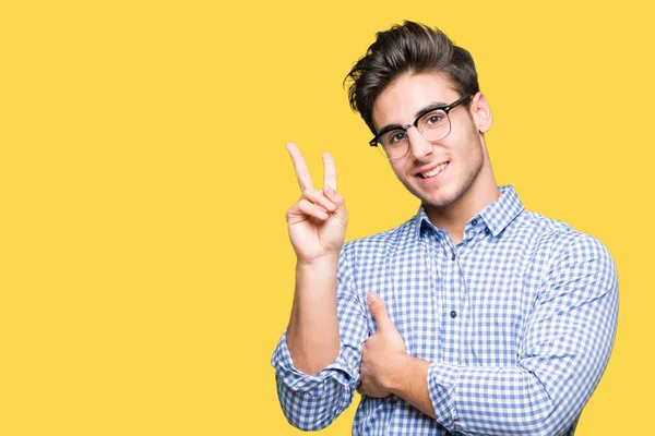 Mladý Pohledný Muž Nosí Brýle Izolované Pozadí Usmívající Smajlík Mrkl — Stock fotografie