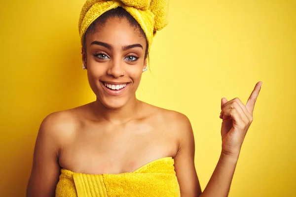 Mujer Afroamericana Joven Usando Toalla Después Ducha Sobre Fondo Amarillo —  Fotos de Stock