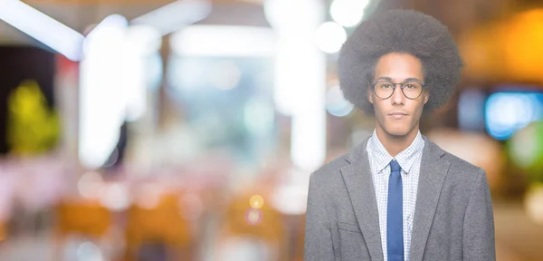 Młody Afroamerykanin Działalności Człowieka Afro Włosów Noszenie Okularów Obniżone Poważną — Zdjęcie stockowe