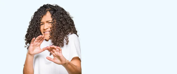 Giovane Bella Donna Con Capelli Ricci Con Indosso Bianco Shirt — Foto Stock