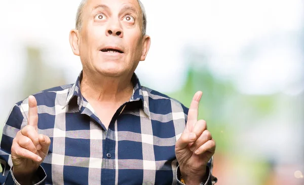 Knappe Senior Man Dragen Casual Shirt Verbaasd Verrast Opzoeken Wijzen — Stockfoto