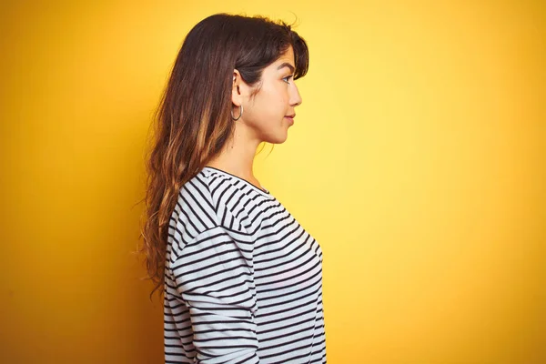 Joven Hermosa Mujer Con Rayas Camiseta Pie Sobre Fondo Aislado —  Fotos de Stock