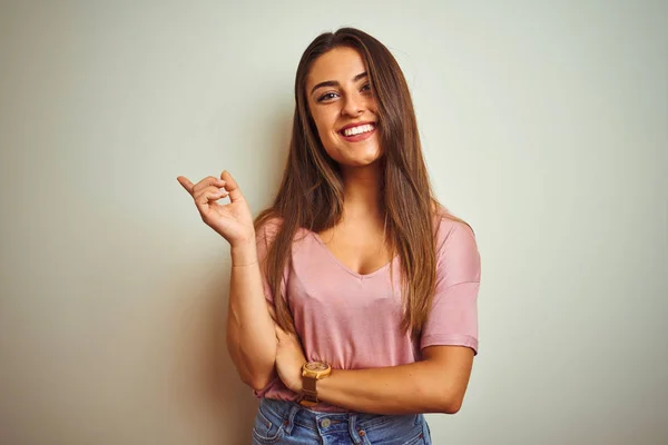 Jovem Mulher Bonita Vestindo Camiseta Casual Sobre Fundo Branco Isolado — Fotografia de Stock