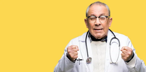 Stilig Senior Doctor Man Bär Medicinsk Päls Upphetsad För Framgång — Stockfoto