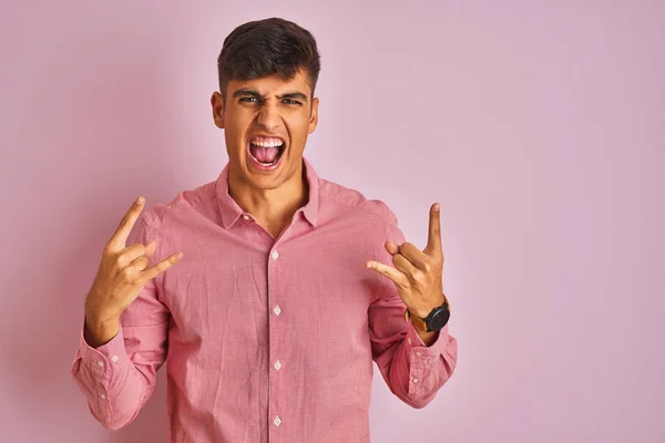 Homem Indiano Jovem Vestindo Camisa Elegante Sobre Fundo Rosa Isolado — Fotografia de Stock