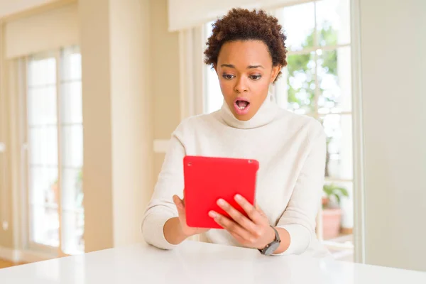 Ung Afrikansk Amerikansk Kvinna Som Använder Tablet Rädd Chock Med — Stockfoto