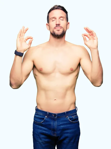 Hombre Guapo Sin Camisa Mostrando Pecho Desnudo Relajarse Sonreír Con —  Fotos de Stock