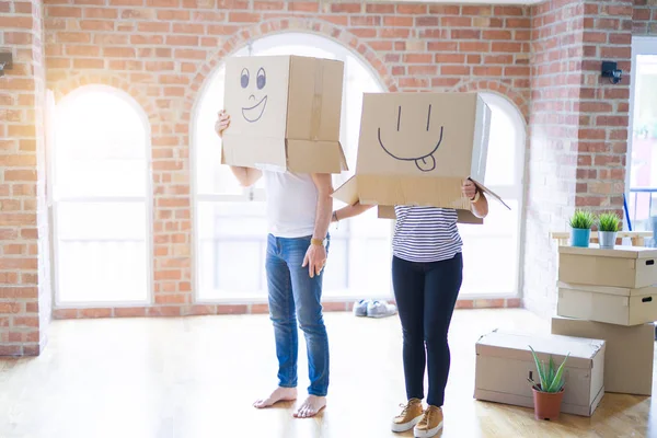 Пара Носящая Смешные Картонные Коробки Счастливыми Лицами — стоковое фото